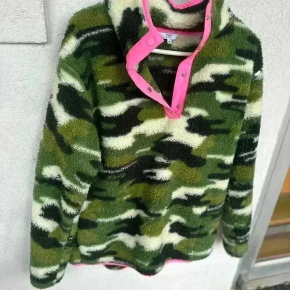 Crown and Ivy Camo Fleece Pullover with Pink Trim. 5 snap front. Size large - Picture 3 of 5